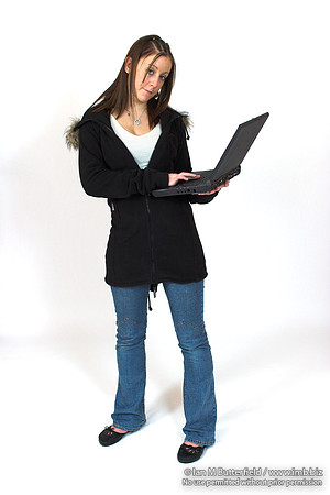 EY0219B-D00698 : A teenage girl / sudent with a laptop