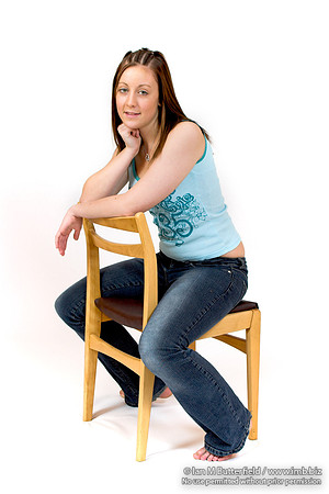 EY0219B-D00575 : A teenage girl sitting on a chair