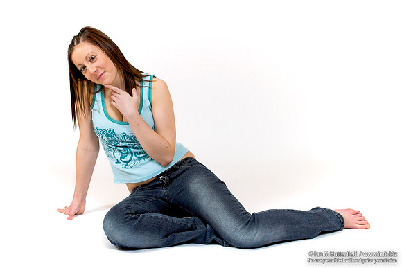 EY0219B-D00567 : A teenage girl sitting on the floor