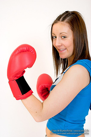 EY0219B-D00649 : A teenage female boxer