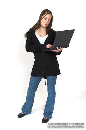 EY0219B-D00695-2 : A teenage girl / sudent with a laptop