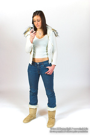 EY0219B-D00682 : A teenage girl with a mobile phone