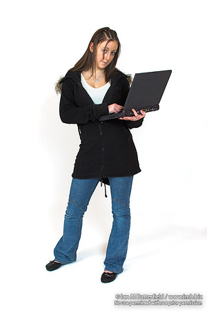 EY0219B-D00694 : A teenage girl / sudent with a laptop