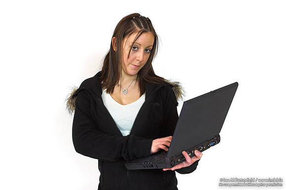 EY0219B-D00689 : A teenage girl / sudent with a laptop