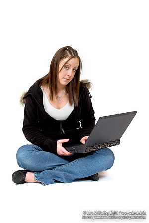 EY0219B-D00706 : A teenage girl / sudent with a laptop