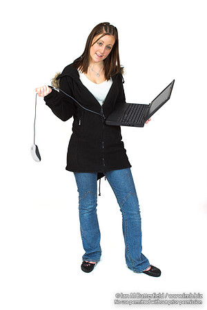 EY0219B-D00704 : A teenage girl / sudent with a laptop