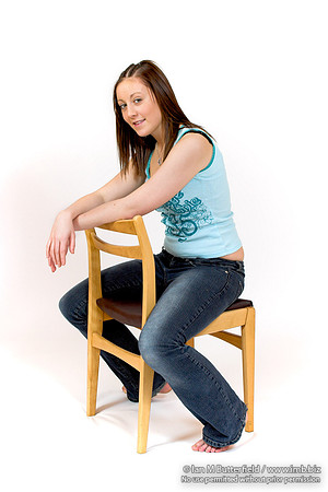 EY0219B-D00577 : A teenage girl sitting on a chair