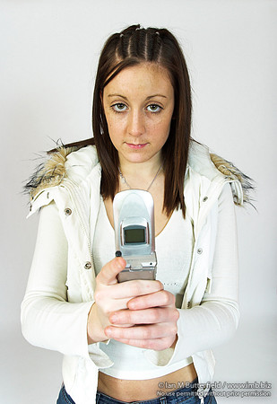 EY0219B-D00687 : A teenage girl with a mobile phone