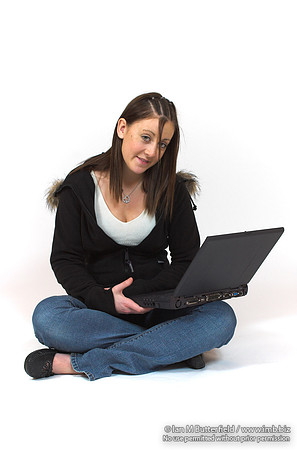 EY0219B-D00712 : A teenage girl / sudent with a laptop