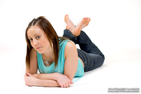 EY0219B-D00591 : Teenage girl lying on the floor