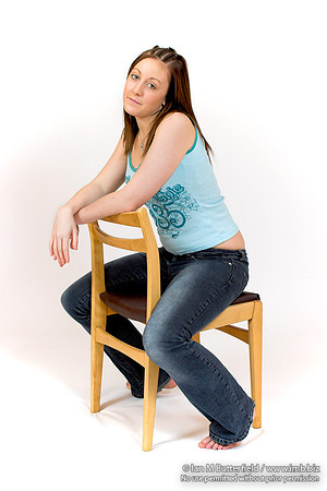 EY0219B-D00576 : A teenage girl sitting on a chair