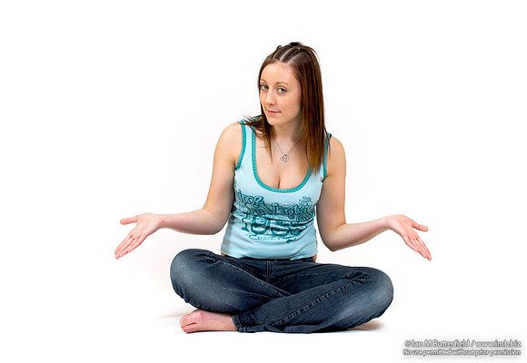 EY0219B-D00572 : A teenage girl sitting cross-legged on the floor