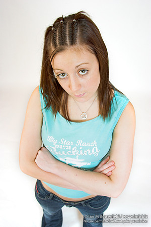 EY0219B-D00619-2 : A teenage girl showing defiance.