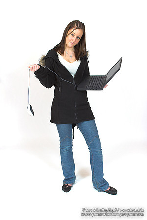 EY0219B-D00702 : A teenage girl / sudent with a laptop