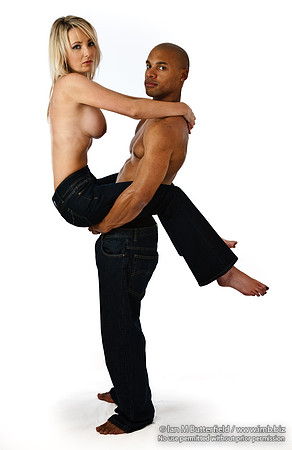 FB0929C-E07506 : In his arms