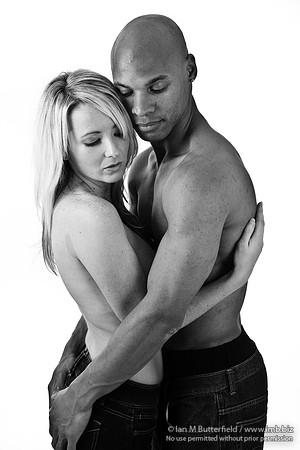 FB0929C-E07455-2 : Semi-naked embrace