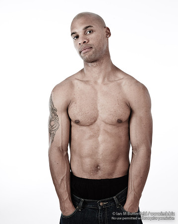 FB0929C-E07481 : Topless / shirtless man