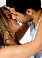 FA0718C-E07936 : Sexy young couple kissing