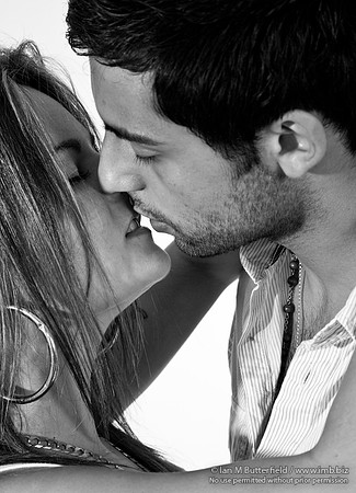 FA0718C-E07937-2 : Sexy young couple kissing