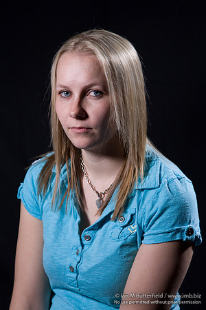 FA0308A-E02153 : Portrait of a woman against a black background