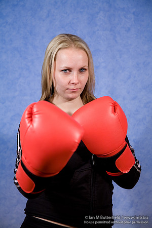 FA0308A-E02167 : A woman boxer wearing a black track suit