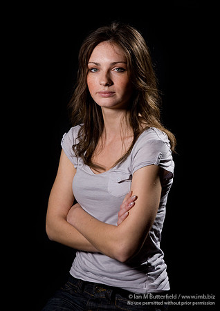 FA0308A-E02157 : Portrait of a white woman with brunette hair against a black background