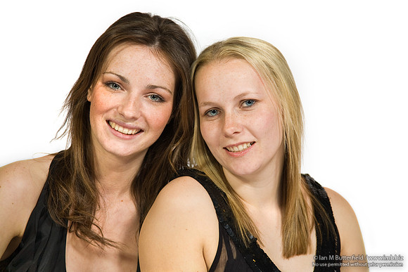 FA0308A-E02252 : Portraits of a blonde and a brunette