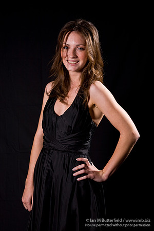 FA0308A-E02187 : Portrait of a white woman with brunette hair against a black background