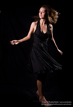 FA0308A-E02199 : Portrait of a white woman with brunette hair against a black background