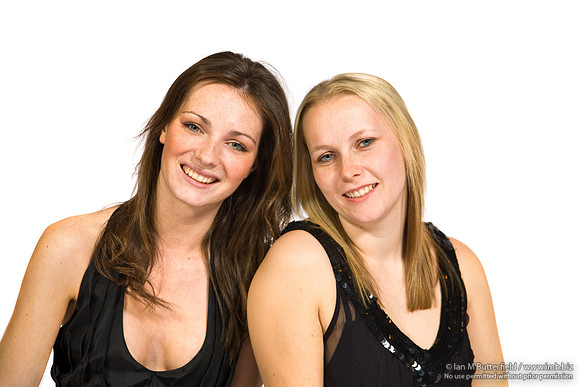 FA0308A-E02251 : Portraits of a blonde and a brunette