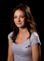 FA0308A-E02156 : Portrait of a white woman with brunette hair against a black background