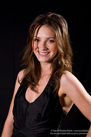 FA0308A-E02186 : Portrait of a white woman with brunette hair against a black background