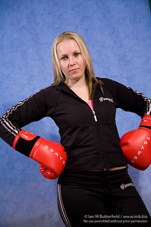 FA0308A-E02178 : A woman boxer wearing a black track suit