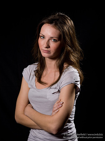 FA0308A-E02158 : Portrait of a white woman with brunette hair against a black background