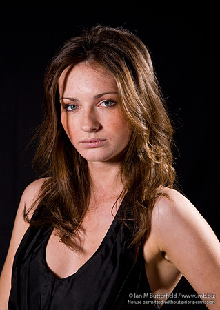 FA0308A-E02185 : Portrait of a white woman with brunette hair against a black background