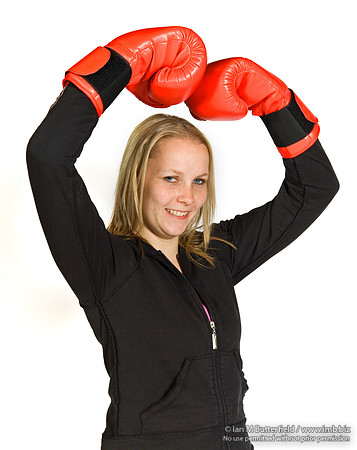 FA0308A-E02226 : A woman boxer wearing a black track suit