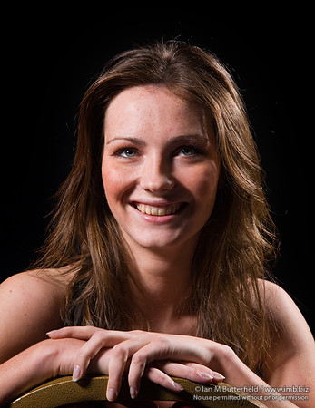 FA0308A-E02211 : Portrait of a white woman with brunette hair against a black background