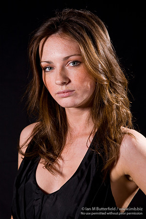 FA0308A-E02184 : Portrait of a white woman with brunette hair against a black background