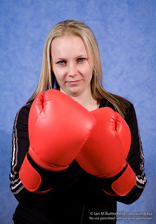 FA0308A-E02166 : A woman boxer wearing a black track suit