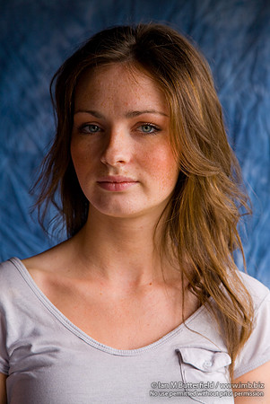 FA0308A-E02128 : Portrait of a woman using window light