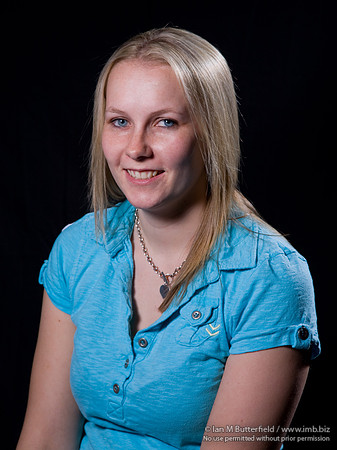 FA0308A-E02155 : Portrait of a woman against a black background