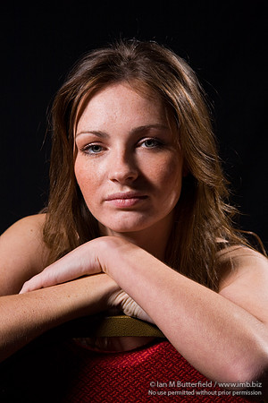FA0308A-E02207 : Portrait of a white woman with brunette hair against a black background