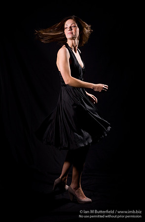 FA0308A-E02205 : Portrait of a white woman with brunette hair against a black background