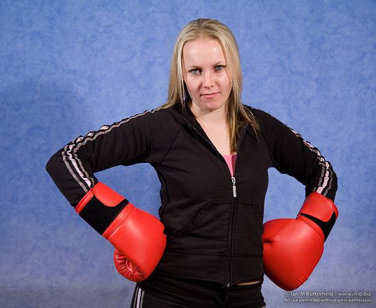 FA0308A-E02176 : A woman boxer wearing a black track suit