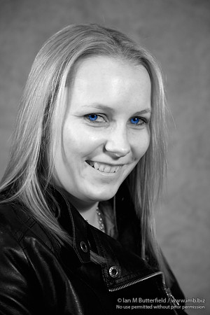 FA0308A-E02164 : Portrait of a woman wearing a leather biker jacket