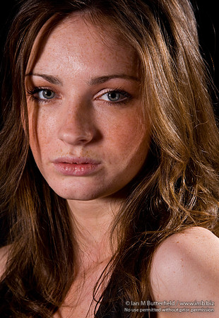 FA0308A-E02190 : Portrait of a white woman with brunette hair against a black background