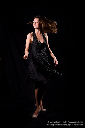 FA0308A-E02206 : Portrait of a white woman with brunette hair against a black background