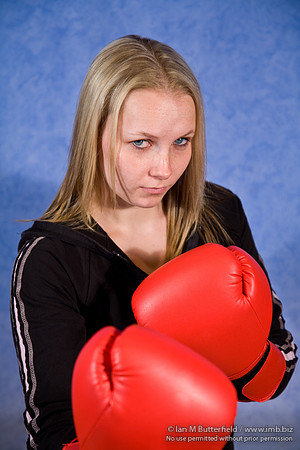 FA0308A-E02172 : A woman boxer wearing a black track suit