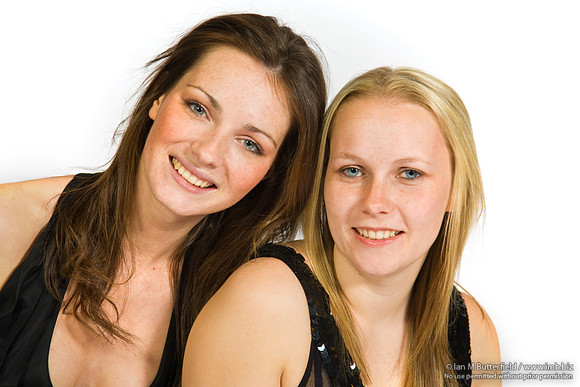 FA0308A-E02254 : Portraits of a blonde and a brunette