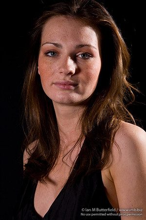 FA0308A-E02191 : Portrait of a white woman with brunette hair against a black background